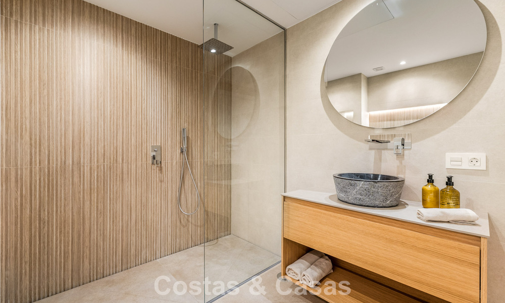 Apartamento modernamente renovado con amplia terraza en venta con vistas panorámicas en Nueva Andalucía, Marbella 796046