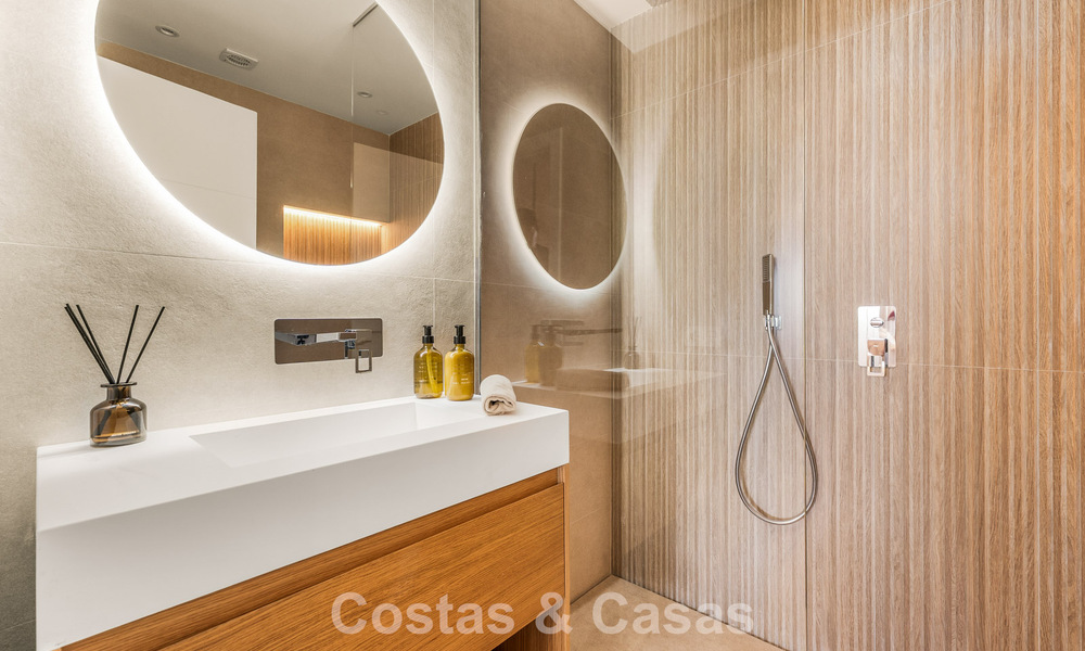 Apartamento modernamente renovado con amplia terraza en venta con vistas panorámicas en Nueva Andalucía, Marbella 796047