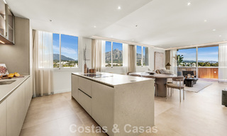 Apartamento modernamente renovado con amplia terraza en venta con vistas panorámicas en Nueva Andalucía, Marbella 796049 