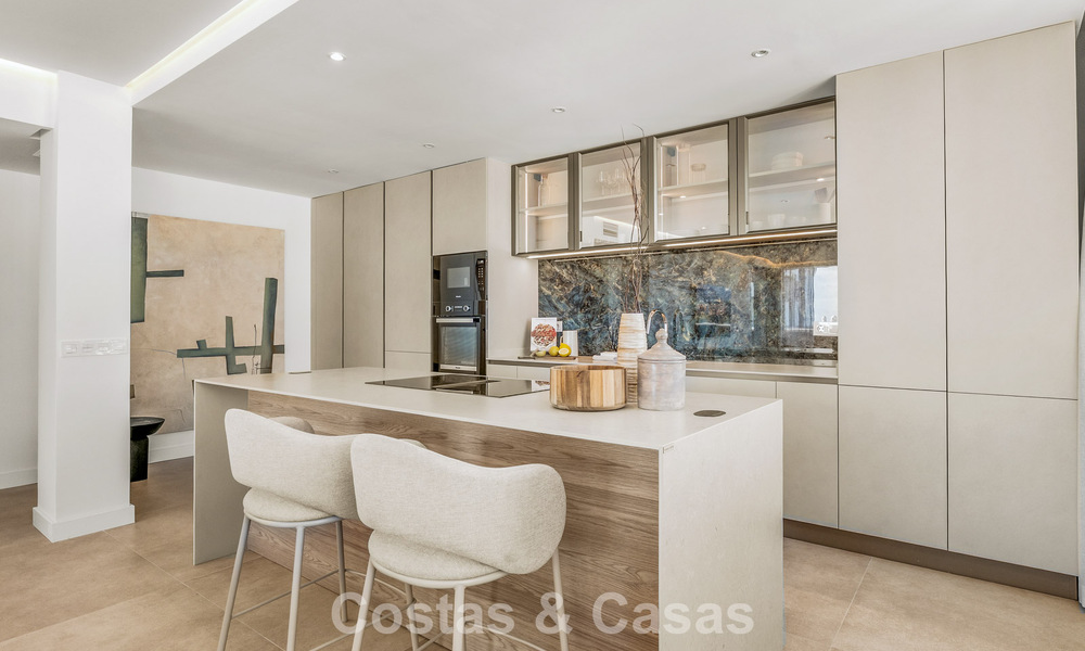 Apartamento modernamente renovado con amplia terraza en venta con vistas panorámicas en Nueva Andalucía, Marbella 796050