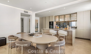Apartamento modernamente renovado con amplia terraza en venta con vistas panorámicas en Nueva Andalucía, Marbella 796053 