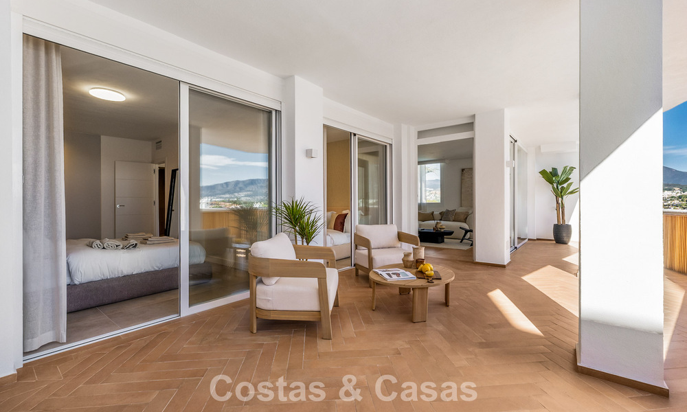 Apartamento modernamente renovado con amplia terraza en venta con vistas panorámicas en Nueva Andalucía, Marbella 796058