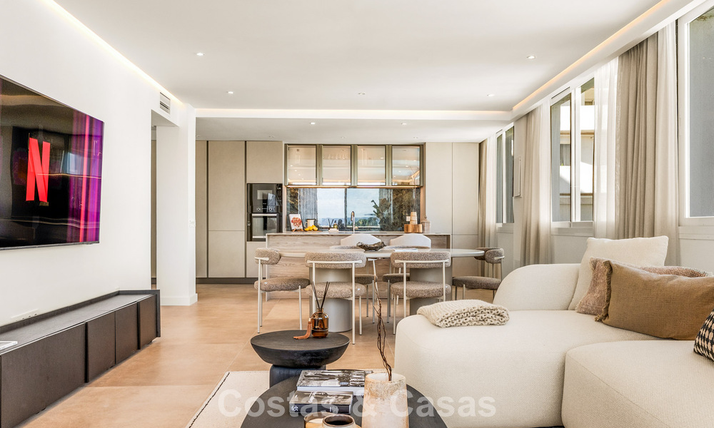 Apartamento modernamente renovado con amplia terraza en venta con vistas panorámicas en Nueva Andalucía, Marbella 796059