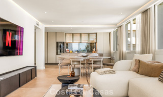 Apartamento modernamente renovado con amplia terraza en venta con vistas panorámicas en Nueva Andalucía, Marbella 796059 