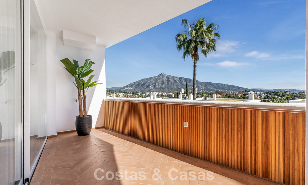 Apartamento modernamente renovado con amplia terraza en venta con vistas panorámicas en Nueva Andalucía, Marbella 796060