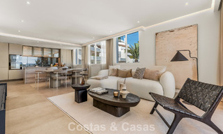 Apartamento modernamente renovado con amplia terraza en venta con vistas panorámicas en Nueva Andalucía, Marbella 796061 