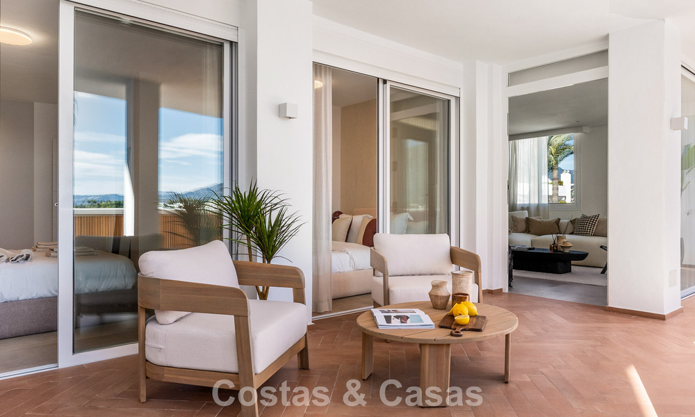 Apartamento modernamente renovado con amplia terraza en venta con vistas panorámicas en Nueva Andalucía, Marbella 796062