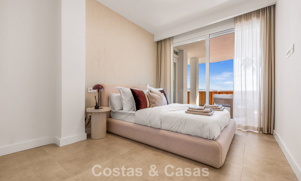 Apartamento modernamente renovado con amplia terraza en venta con vistas panorámicas en Nueva Andalucía, Marbella 796063