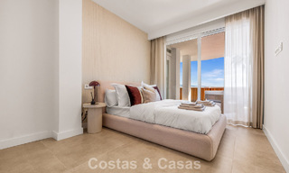 Apartamento modernamente renovado con amplia terraza en venta con vistas panorámicas en Nueva Andalucía, Marbella 796063 