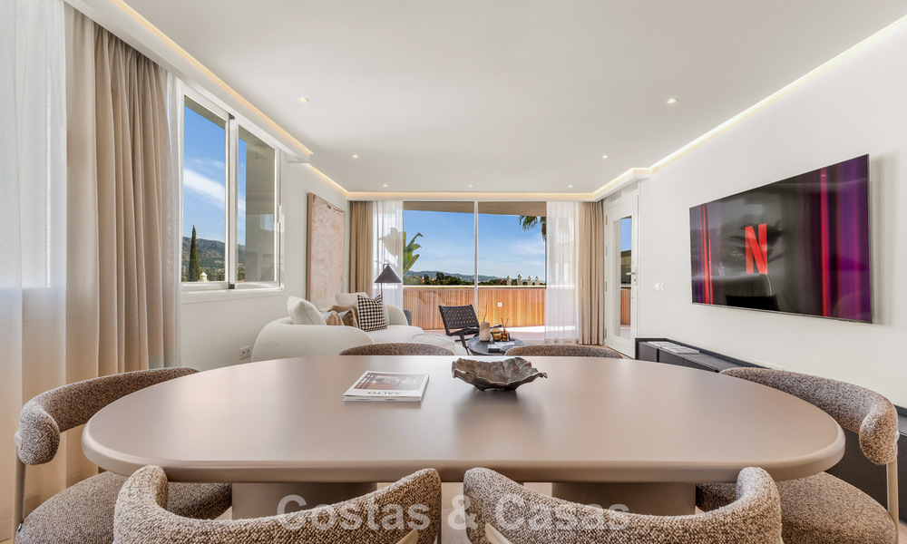 Apartamento modernamente renovado con amplia terraza en venta con vistas panorámicas en Nueva Andalucía, Marbella 796064