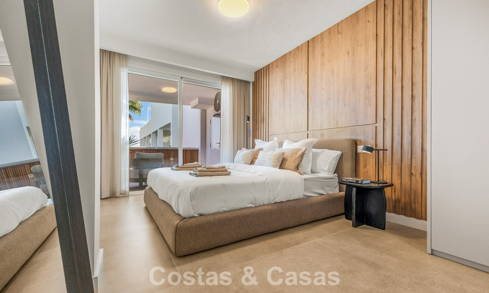 Apartamento modernamente renovado con amplia terraza en venta con vistas panorámicas en Nueva Andalucía, Marbella 796067