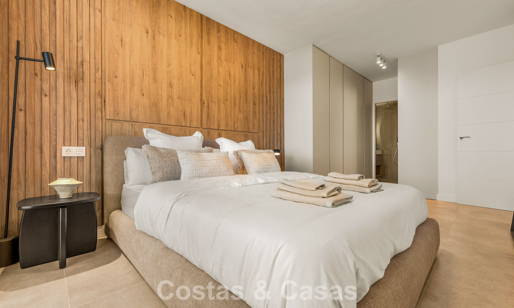 Apartamento modernamente renovado con amplia terraza en venta con vistas panorámicas en Nueva Andalucía, Marbella 796068