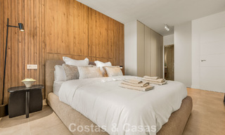 Apartamento modernamente renovado con amplia terraza en venta con vistas panorámicas en Nueva Andalucía, Marbella 796068 