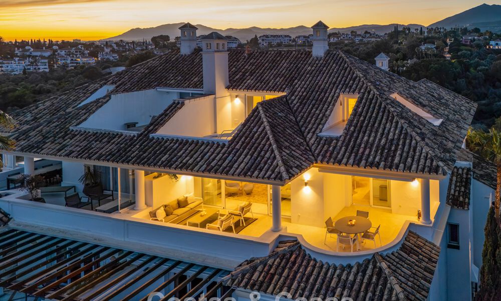 Exclusivo ático dúplex con interior moderno y luminoso en venta en un complejo cerrado en la Milla de Oro, Marbella 796385