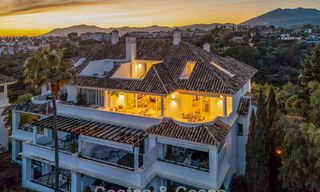 Exclusivo ático dúplex con interior moderno y luminoso en venta en un complejo cerrado en la Milla de Oro, Marbella 796386 