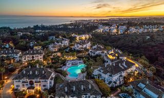 Exclusivo ático dúplex con interior moderno y luminoso en venta en un complejo cerrado en la Milla de Oro, Marbella 796387 