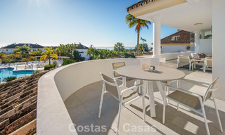 Exclusivo ático dúplex con interior moderno y luminoso en venta en un complejo cerrado en la Milla de Oro, Marbella 796388 