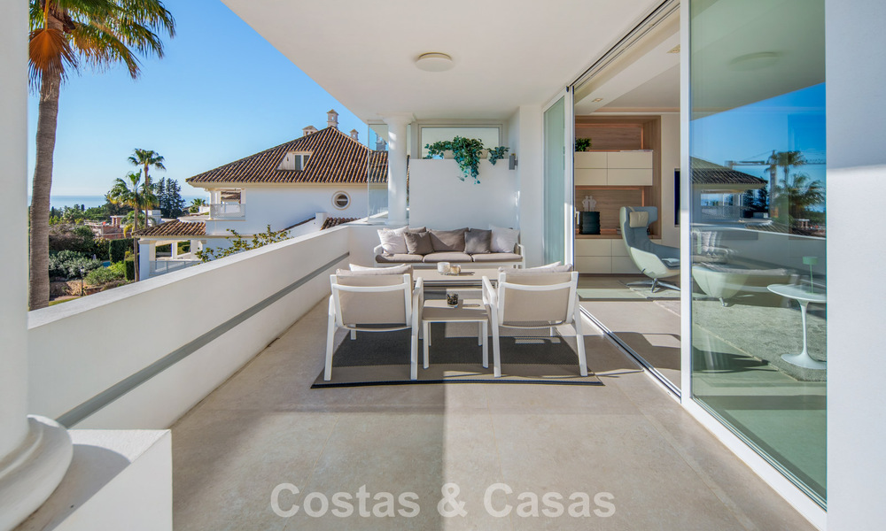 Exclusivo ático dúplex con interior moderno y luminoso en venta en un complejo cerrado en la Milla de Oro, Marbella 796389