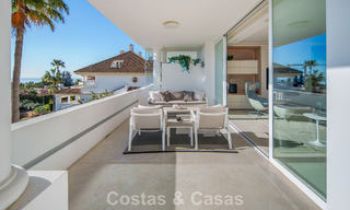 Exclusivo ático dúplex con interior moderno y luminoso en venta en un complejo cerrado en la Milla de Oro, Marbella 796389 