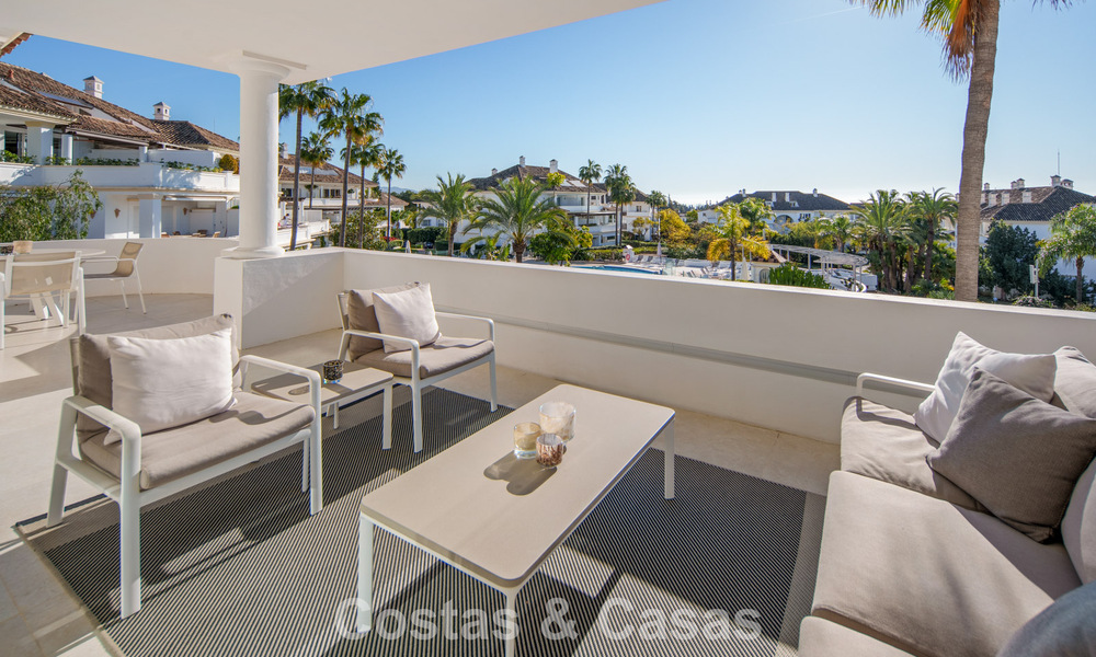 Exclusivo ático dúplex con interior moderno y luminoso en venta en un complejo cerrado en la Milla de Oro, Marbella 796390