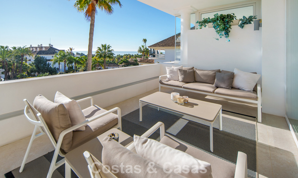 Exclusivo ático dúplex con interior moderno y luminoso en venta en un complejo cerrado en la Milla de Oro, Marbella 796391
