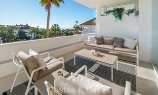 Exclusivo ático dúplex con interior moderno y luminoso en venta en un complejo cerrado en la Milla de Oro, Marbella 796391 