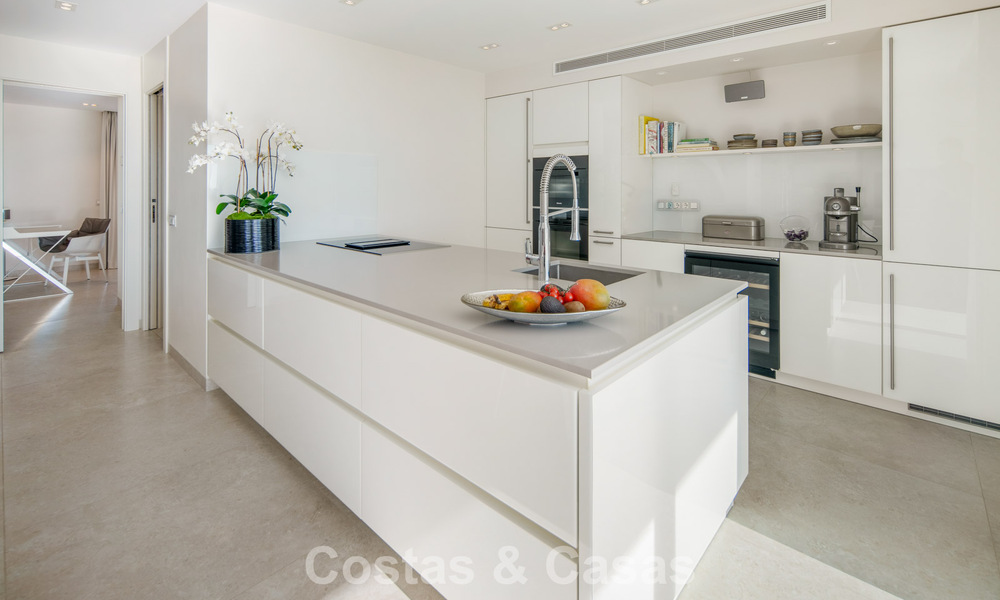 Exclusivo ático dúplex con interior moderno y luminoso en venta en un complejo cerrado en la Milla de Oro, Marbella 796392