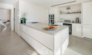 Exclusivo ático dúplex con interior moderno y luminoso en venta en un complejo cerrado en la Milla de Oro, Marbella 796392 