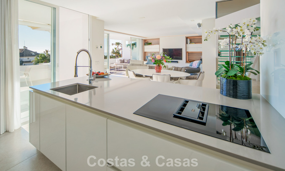 Exclusivo ático dúplex con interior moderno y luminoso en venta en un complejo cerrado en la Milla de Oro, Marbella 796393