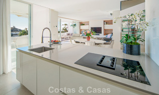 Exclusivo ático dúplex con interior moderno y luminoso en venta en un complejo cerrado en la Milla de Oro, Marbella 796393 