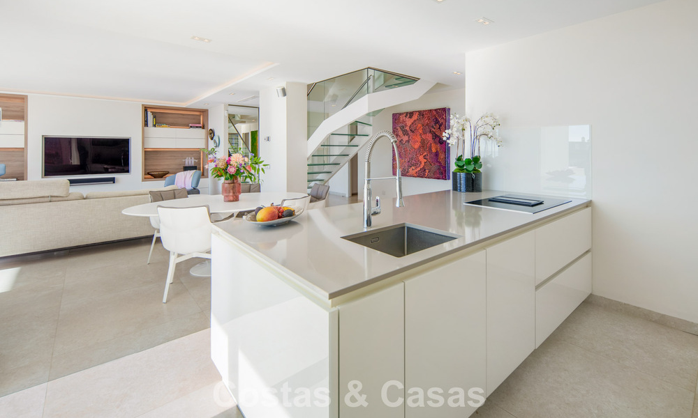 Exclusivo ático dúplex con interior moderno y luminoso en venta en un complejo cerrado en la Milla de Oro, Marbella 796394