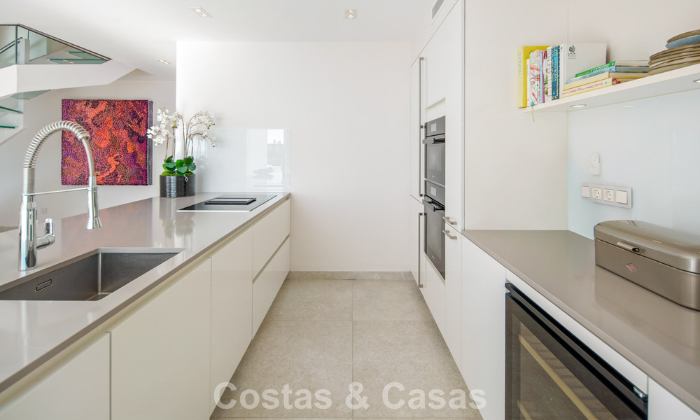Exclusivo ático dúplex con interior moderno y luminoso en venta en un complejo cerrado en la Milla de Oro, Marbella 796395
