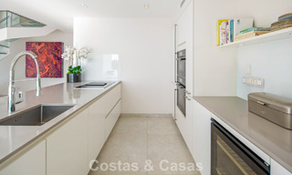 Exclusivo ático dúplex con interior moderno y luminoso en venta en un complejo cerrado en la Milla de Oro, Marbella 796395 