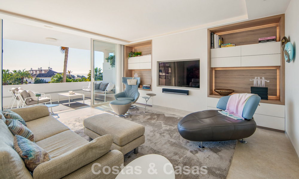 Exclusivo ático dúplex con interior moderno y luminoso en venta en un complejo cerrado en la Milla de Oro, Marbella 796399