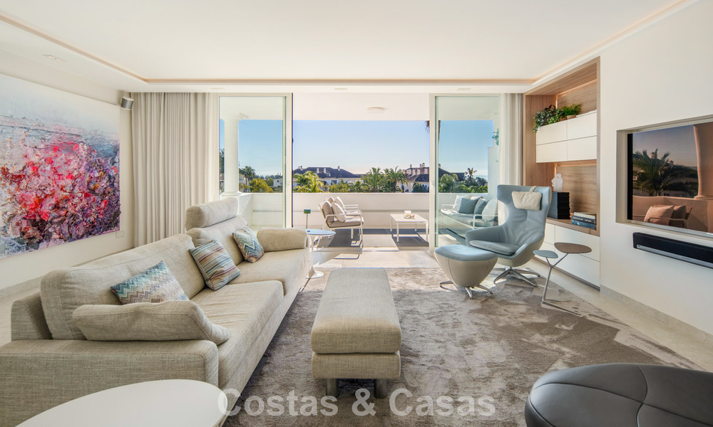 Exclusivo ático dúplex con interior moderno y luminoso en venta en un complejo cerrado en la Milla de Oro, Marbella 796400