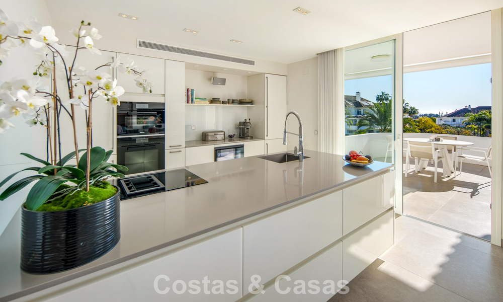 Exclusivo ático dúplex con interior moderno y luminoso en venta en un complejo cerrado en la Milla de Oro, Marbella 796404