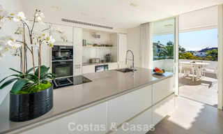 Exclusivo ático dúplex con interior moderno y luminoso en venta en un complejo cerrado en la Milla de Oro, Marbella 796404 