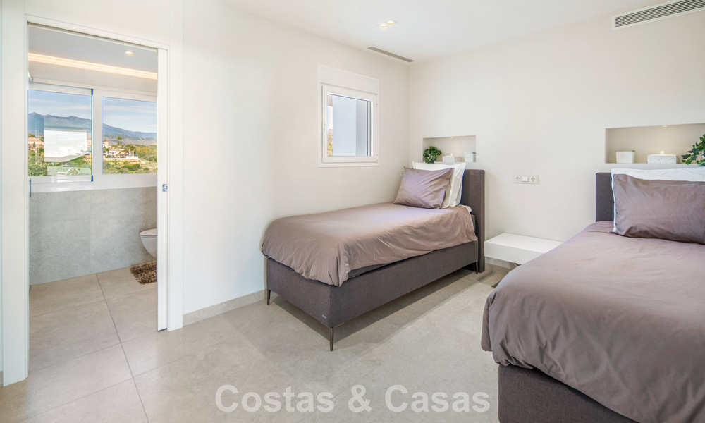 Exclusivo ático dúplex con interior moderno y luminoso en venta en un complejo cerrado en la Milla de Oro, Marbella 796405