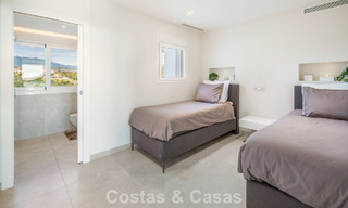 Exclusivo ático dúplex con interior moderno y luminoso en venta en un complejo cerrado en la Milla de Oro, Marbella 796405 