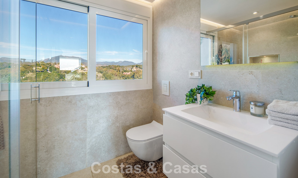 Exclusivo ático dúplex con interior moderno y luminoso en venta en un complejo cerrado en la Milla de Oro, Marbella 796406