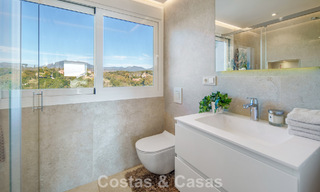 Exclusivo ático dúplex con interior moderno y luminoso en venta en un complejo cerrado en la Milla de Oro, Marbella 796406 