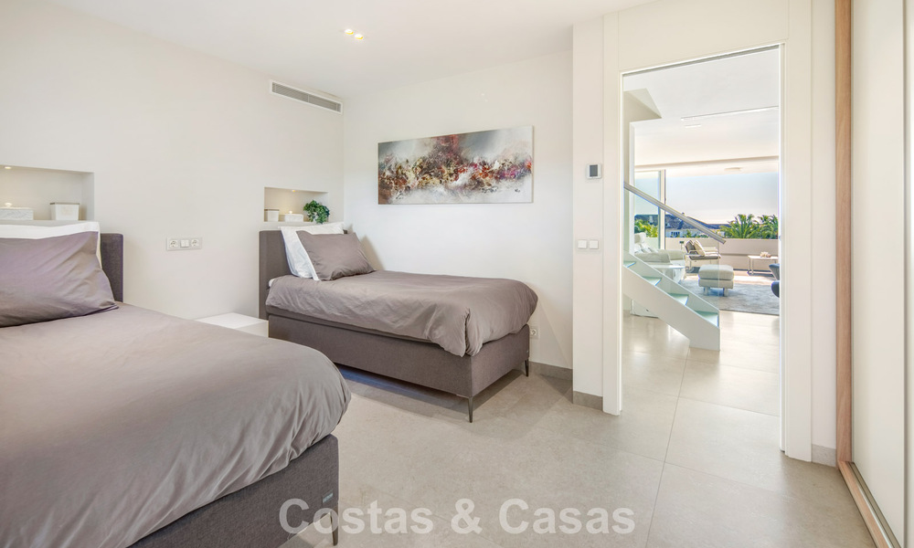 Exclusivo ático dúplex con interior moderno y luminoso en venta en un complejo cerrado en la Milla de Oro, Marbella 796407