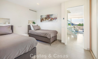 Exclusivo ático dúplex con interior moderno y luminoso en venta en un complejo cerrado en la Milla de Oro, Marbella 796407 