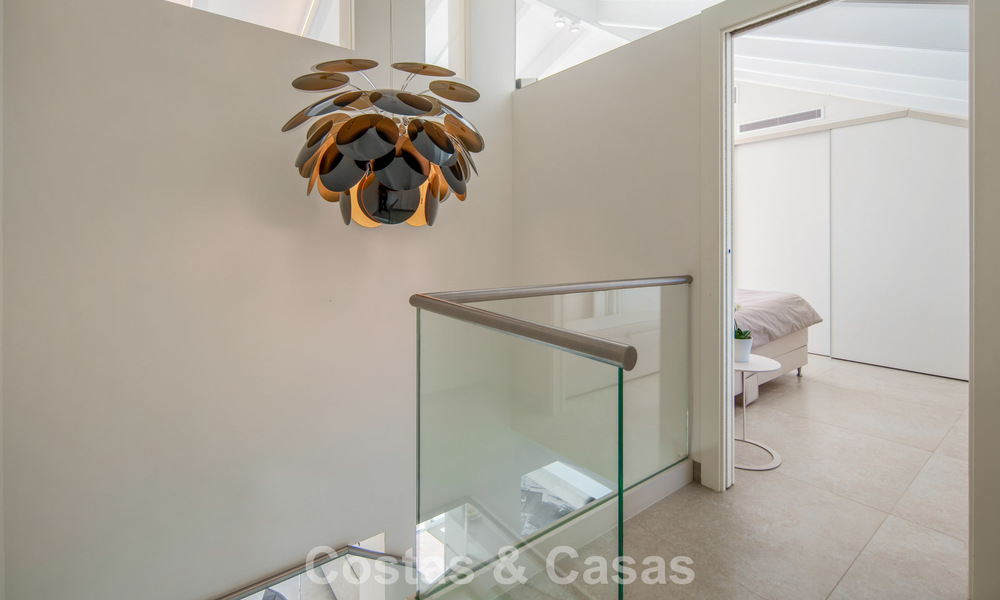 Exclusivo ático dúplex con interior moderno y luminoso en venta en un complejo cerrado en la Milla de Oro, Marbella 796409