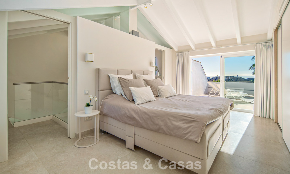 Exclusivo ático dúplex con interior moderno y luminoso en venta en un complejo cerrado en la Milla de Oro, Marbella 796410