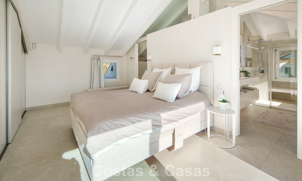 Exclusivo ático dúplex con interior moderno y luminoso en venta en un complejo cerrado en la Milla de Oro, Marbella 796412