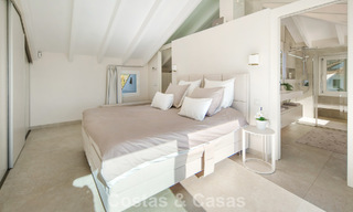 Exclusivo ático dúplex con interior moderno y luminoso en venta en un complejo cerrado en la Milla de Oro, Marbella 796412 