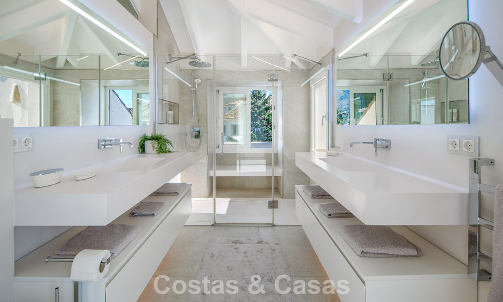 Exclusivo ático dúplex con interior moderno y luminoso en venta en un complejo cerrado en la Milla de Oro, Marbella 796413