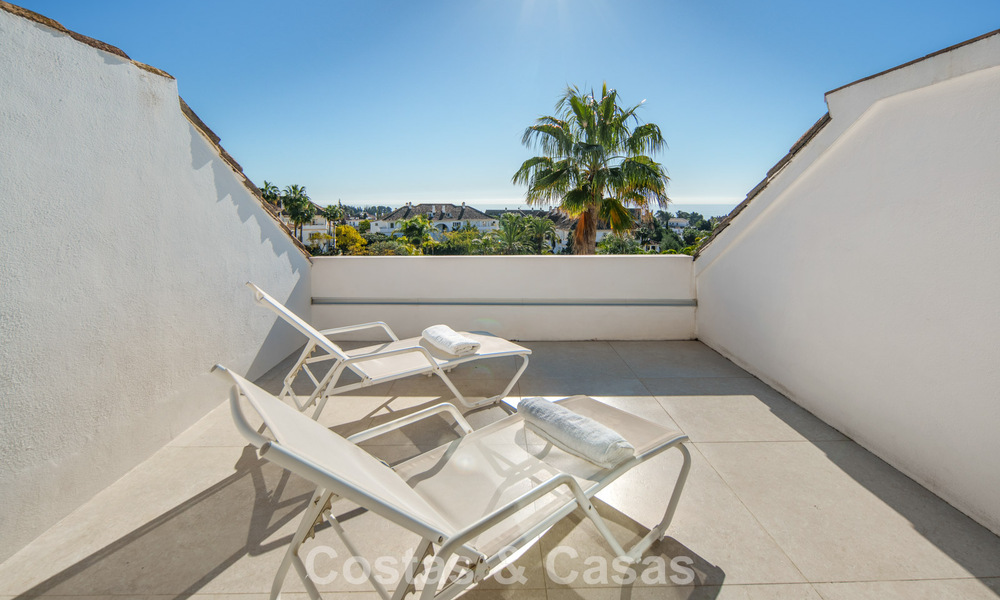 Exclusivo ático dúplex con interior moderno y luminoso en venta en un complejo cerrado en la Milla de Oro, Marbella 796415