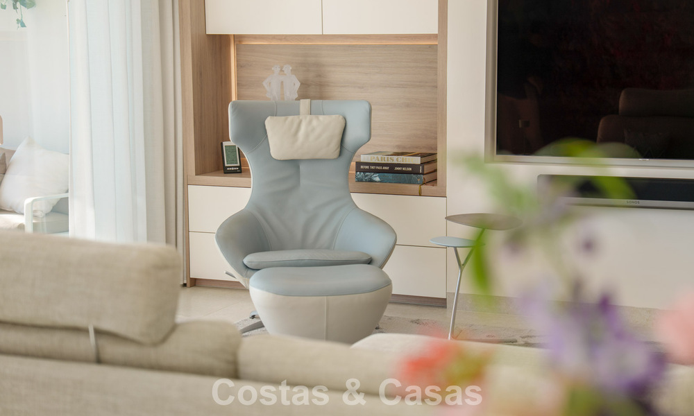 Exclusivo ático dúplex con interior moderno y luminoso en venta en un complejo cerrado en la Milla de Oro, Marbella 796417